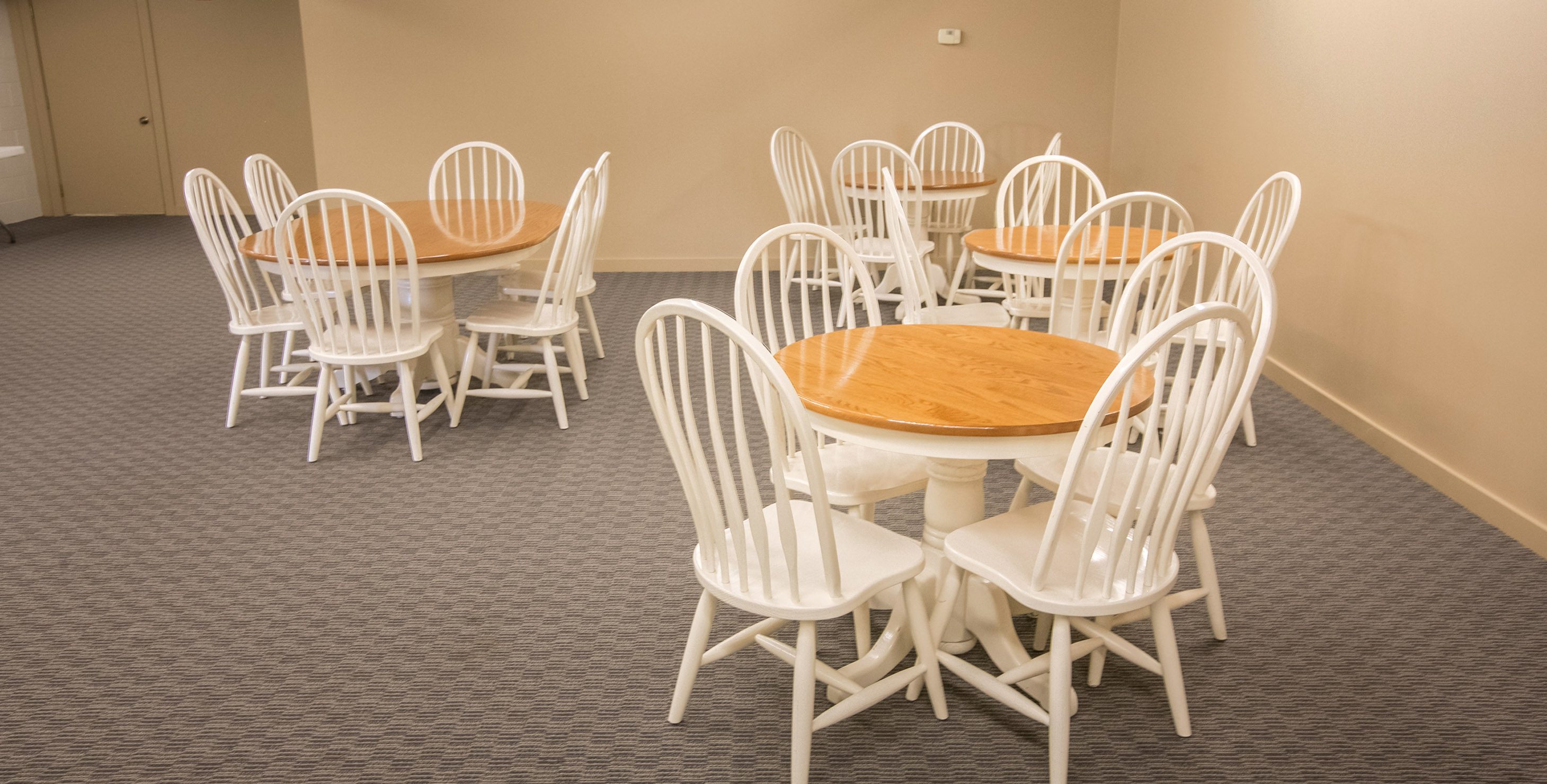 white round tables and chairs